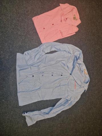 Partijtje rood/roze en blauwe overhemden/blouses met opdruk beschikbaar voor biedingen