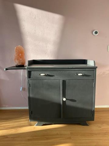 Grijs televisiemeubel met lade en deuren