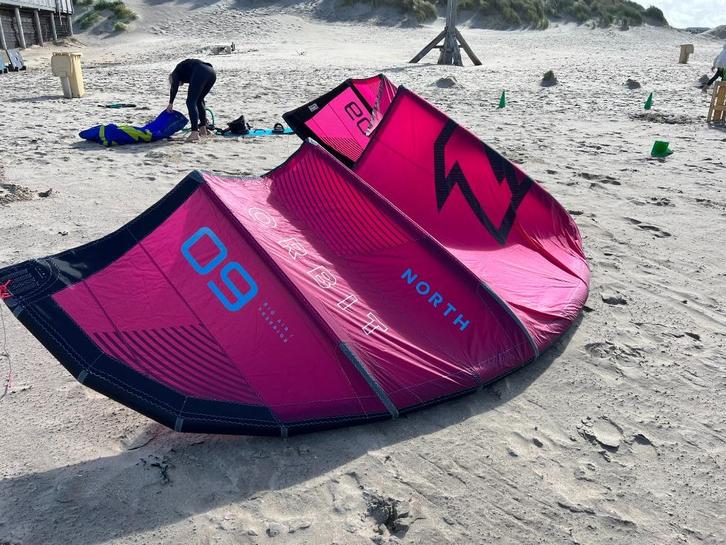 North Orbit 2023 - 9 & 2 x navigator Bar M (Ruby red), Watersport en Boten, Kitesurfen, Gebruikt, Kite, 12 m², Geen board, Ophalen of Verzenden
