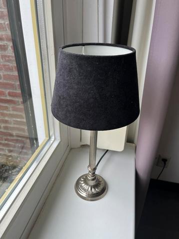 Tafellamp met velours kap beschikbaar voor biedingen