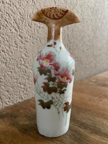 Antiek Japans vaasje met bloemen en uil beschikbaar voor biedingen