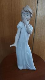 NAO porseleinen beeldje - Meisje geeuwt, Antiek en Kunst, Antiek | Porselein, Ophalen of Verzenden