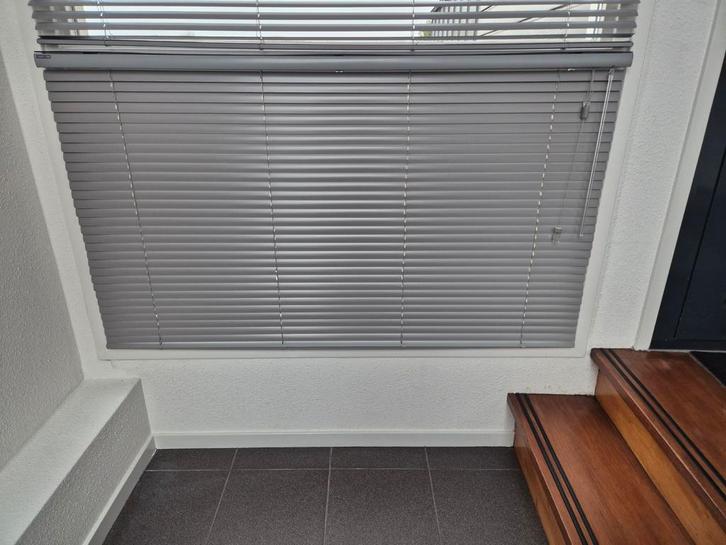 Grijze jaloezie 135x80 cm, Huis en Inrichting, Stoffering | Gordijnen en Lamellen, Zo goed als nieuw, 100 tot 150 cm, 50 tot 100 cm
