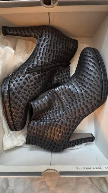 Nieuwe enkellaarsjes met hak - metallic print beschikbaar voor biedingen