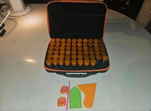 Zwart-Oranje Painting koffer met 58 potjes en spullen, Hobby en Vrije tijd, Overige Hobby en Vrije tijd, Zo goed als nieuw, Ophalen