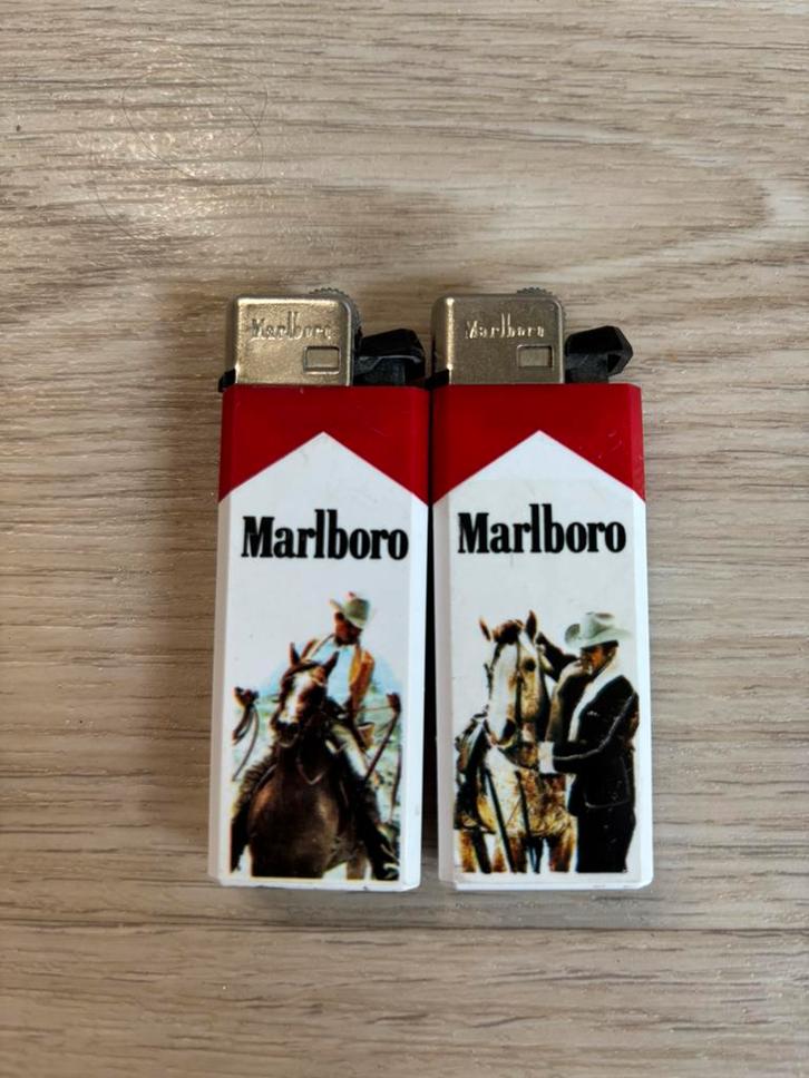 Twee vintage Marlboro aanstekers, Verzamelen, Rookartikelen, Aanstekers en Luciferdoosjes, Aansteker, Ophalen of Verzenden
