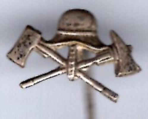 Brandweer helm en bijl zilverkleurig speldje ( H_216 ), Verzamelen, Speldjes, Pins en Buttons, Nieuw, Speldje of Pin, Stad of Land