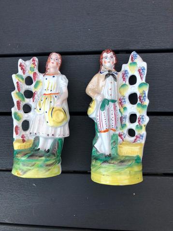 Antieke beeldjes met druivenranken beschikbaar voor biedingen