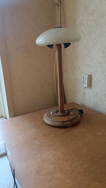 Tafel lamp met houten voet  beschikbaar voor biedingen