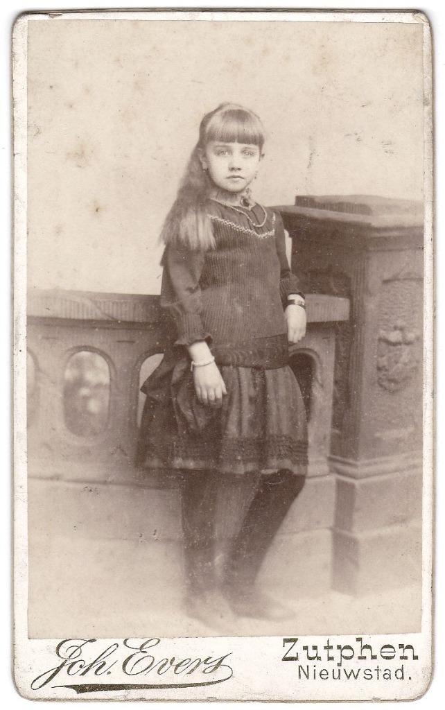 CDV - Kind Meisje Lang Haar Jurk - Foto Joh. Evers Zutphen, Verzamelen, Foto's en Prenten, Gebruikt, Foto, Kind, Voor 1940, Ophalen of Verzenden