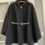 Zwarte cape met riem - Maat M, Kleding | Dames, Maat 38/40 (M), Zwart, Nieuw, Ophalen of Verzenden