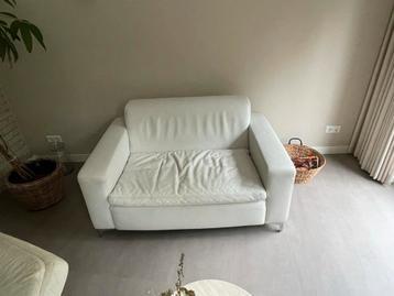Witte Love Seat in Goede Staat beschikbaar voor biedingen
