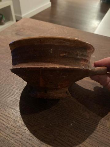 17e eeuws aardewerk kopje met oor beschikbaar voor biedingen