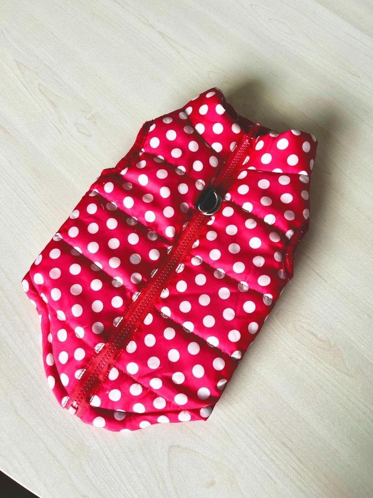 Rood-Witte Puffer Hondenjas met Stippen, Dieren en Toebehoren, Hondenkleding, Zo goed als nieuw, Hondenjas, Ophalen of Verzenden