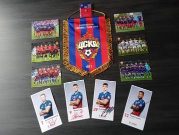 Gesigneerde spelerskaarten en een grote vaan van CSKA Moskou beschikbaar voor biedingen