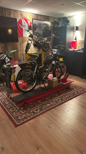 Motor hefbrug, werkbug zeer netjes ! beschikbaar voor biedingen