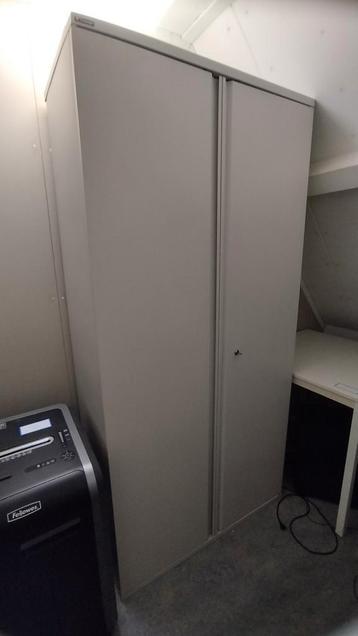 GRATIS 2 stalen opbergkasten beschikbaar voor biedingen