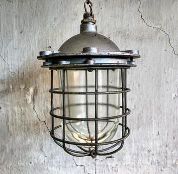 Vintage grote metalen kooi bunkerlampen Sovjet-Unie. beschikbaar voor biedingen