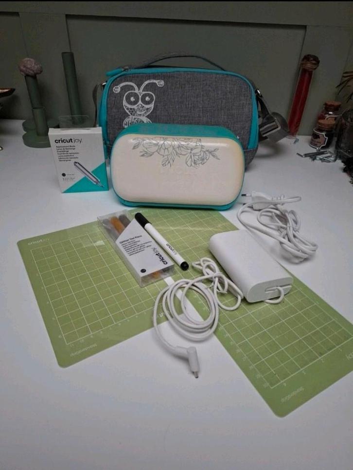 Cricut joy met tas en vele Accessoires, Hobby en Vrije tijd, Scrapbooking, Zo goed als nieuw, Slicemachine of Snijmachine, Cricut