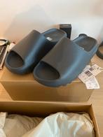 Yeezy Slides Slate Grey Maat 46, Kleding | Heren, Schoenen, Nieuw, Slippers, Ophalen of Verzenden, Yheezy