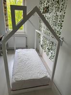 Houten peuterbed huisje, Kinderen en Baby's, Ophalen, Zo goed als nieuw