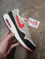 Nike Air Max 1 Essential Light Bone Chilling Red EU 40.5, Kleding | Heren, Schoenen, Overige kleuren, ., Nike, Ophalen of Verzenden
