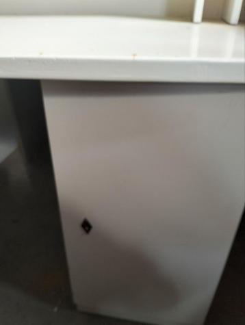 3 Tiener bureaus 120x55 in nette staat beschikbaar voor biedingen