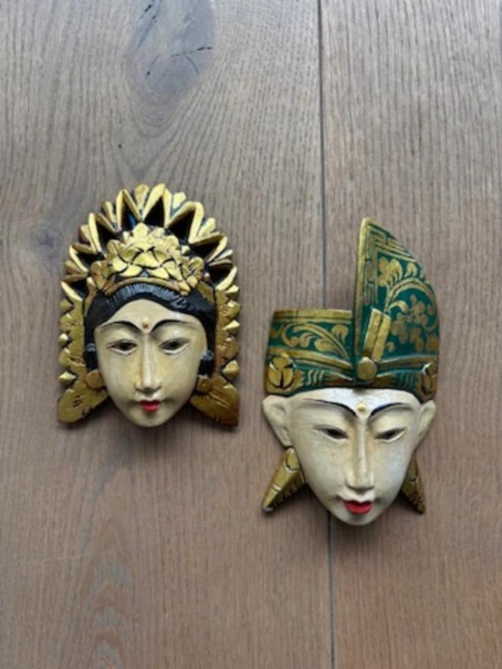Twee handgesneden houten maskers – Bali / Java met bladgoud, Antiek en Kunst, Kunst | Beelden en Houtsnijwerken, Ophalen of Verzenden