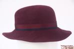 Vintage Dameshoed VEB bordeaux paars haarvilt 55 = S tot XS, 55 cm (S, 6⅞ inch) of minder, Hoed, VEB, Ophalen of Verzenden