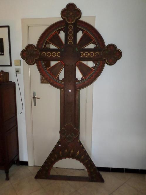 Enorm 19e eeuws kruis hout neogotisch gepolychromeerd H. 230, Antiek en Kunst, Antiek | Religie, Ophalen