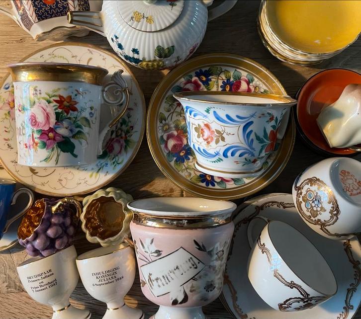 Romantische kopjes, theepotjes en eierdopjes - Bijna 100 jaa, Antiek en Kunst, Antiek | Servies los, Ophalen of Verzenden
