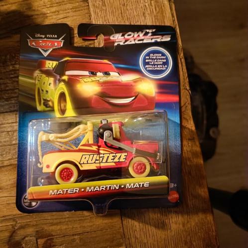 Disney Pixar Cars Glow Racers Rusteze MATER Glow in the dark, Hobby en Vrije tijd, Modelauto's | Overige schalen, Nieuw, Auto
