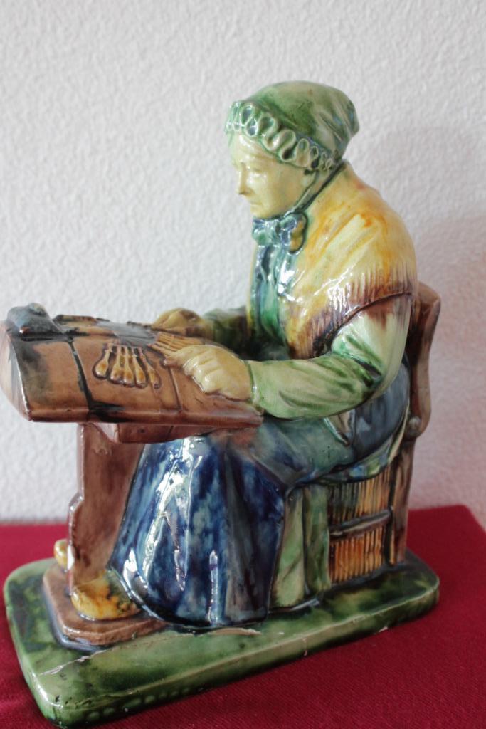Keramiek beeld van kantklossende vrouw. Poterie Flamande, Antiek en Kunst, Antiek | Keramiek en Aardewerk, Ophalen of Verzenden