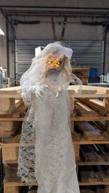 Halloween bruid beschikbaar voor biedingen