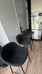 4 Moderne barkrukken/barstoelen met metalen frame, Ophalen, Zo goed als nieuw, Zwart, Stof