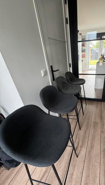 4 Moderne barkrukken/barstoelen met metalen frame beschikbaar voor biedingen