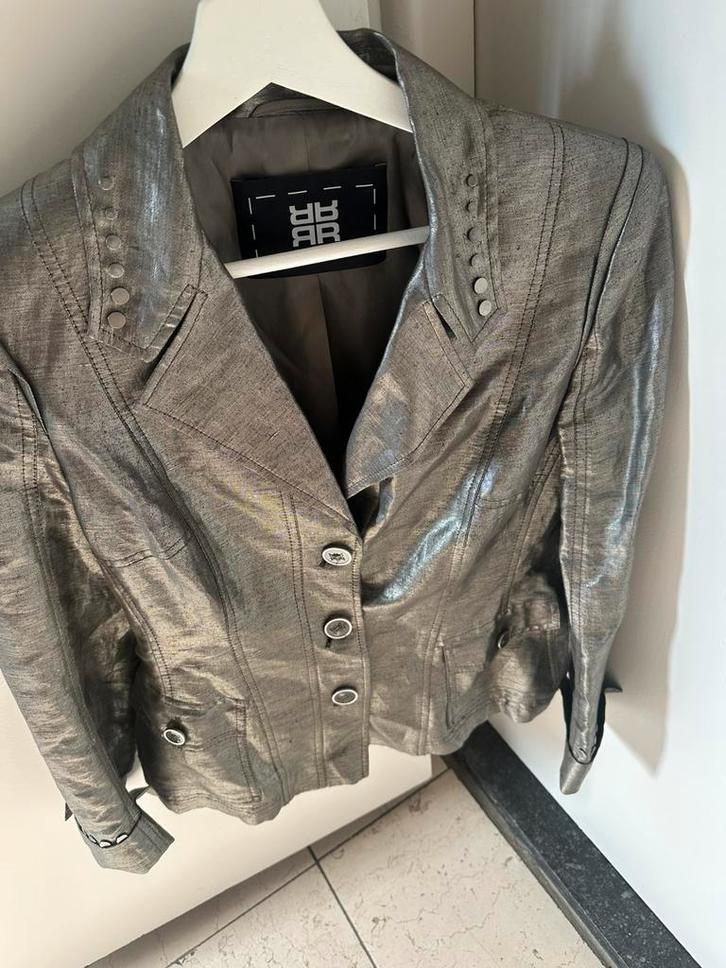 Riani zilverkleurig jasje maat 38, Kleding | Dames, Jasjes, Kostuums en Pakken, Zo goed als nieuw, Maat 38/40 (M), Overige kleuren