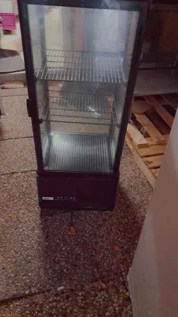 Mooie gebaksvitrine beschikbaar voor biedingen