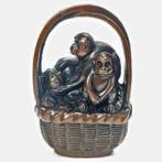 Ironwood Okimono Aapjes in een mand late Meiji periode Japan, Ophalen of Verzenden