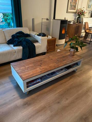 Houten salontafel met opbergruimte beschikbaar voor biedingen