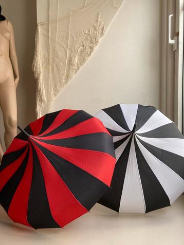 Twee ontzettend leuke circus tent paraplu’s beschikbaar voor biedingen