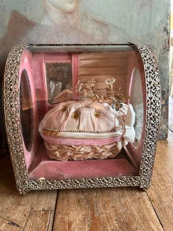 Antiek bruidskastje , Frans, roze velvet  kussentje beschikbaar voor biedingen