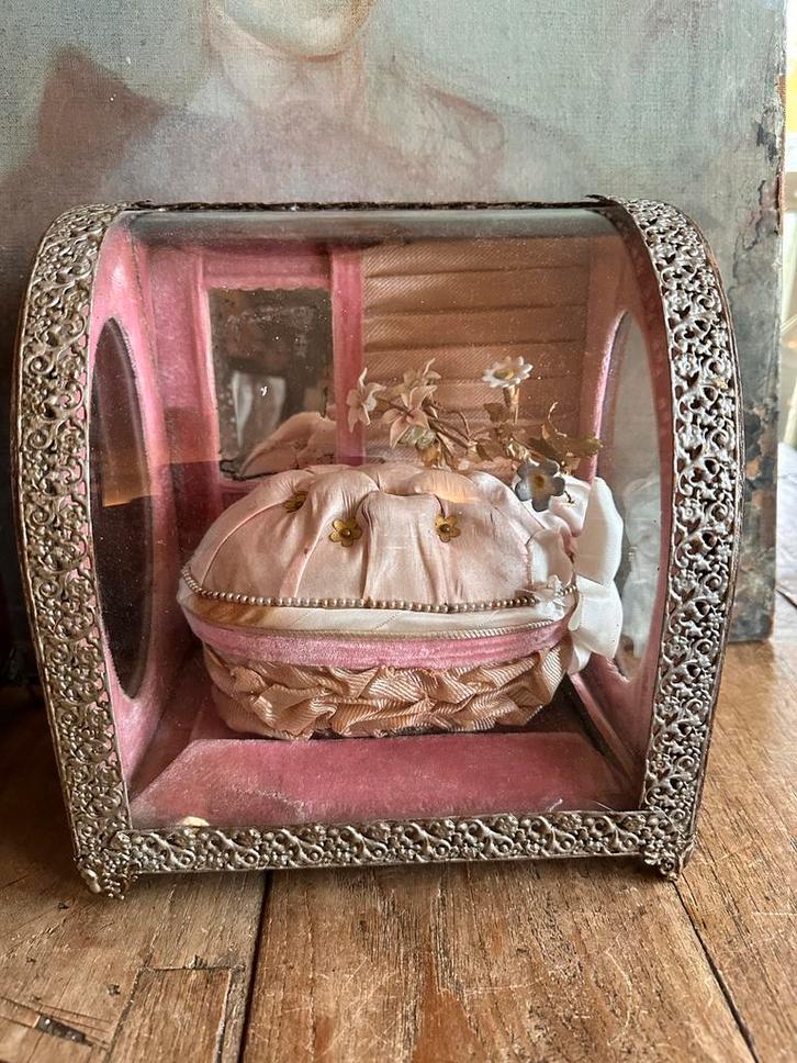 Antiek bruidskastje , Frans, roze velvet  kussentje, Huis en Inrichting, Woonaccessoires | Stolpen, Zo goed als nieuw, Ophalen of Verzenden