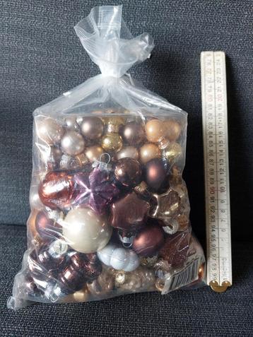 Kleine glazen kerstballen beschikbaar voor biedingen