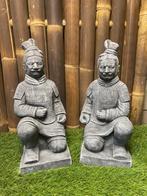 Set (2) Knielende wachters nr.112, Ophalen, Nieuw, Beton, Mensenbeeld