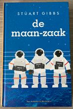 De Maan-zaak - Stuart Gibbs, Ophalen of Verzenden, Zo goed als nieuw