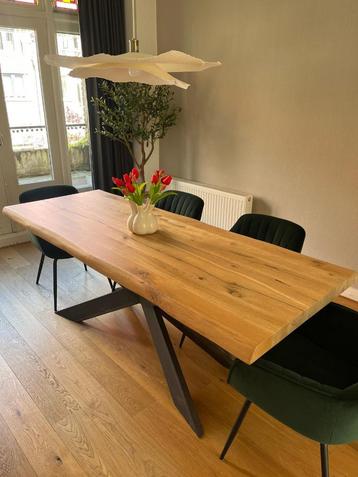 Massief eikenhouten eetkamertafel + 6 groene stoelen beschikbaar voor biedingen