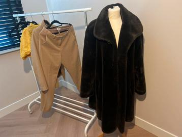 Donker bruine mantel beschikbaar voor biedingen
