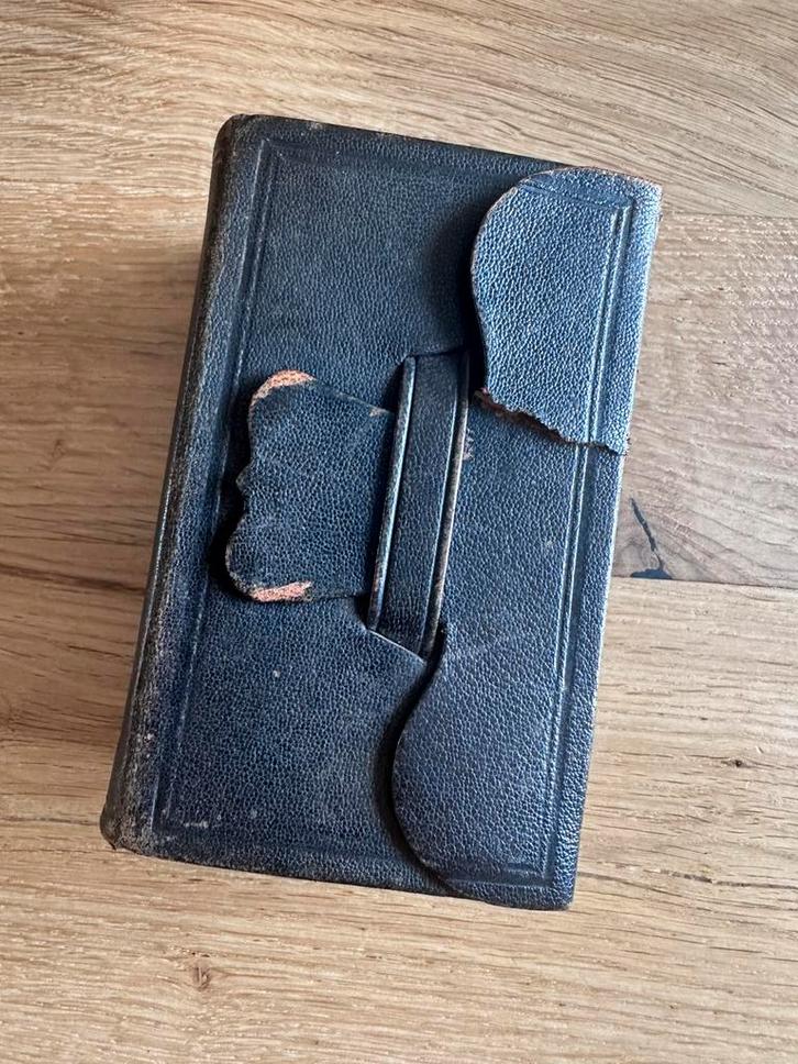 Antieke bijbel met bruine kaft – 1884 | Zeldzaam erfstuk, Antiek en Kunst, Antiek | Boeken en Bijbels, Ophalen of Verzenden