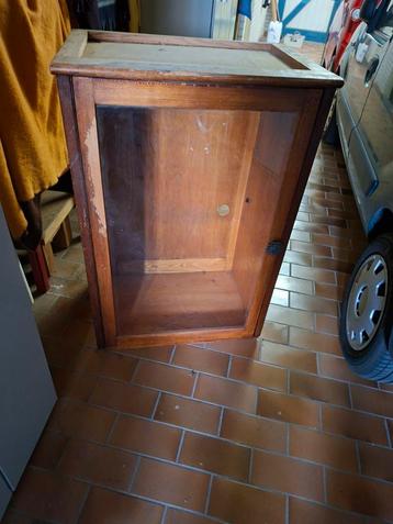 Antieke vitrine  beschikbaar voor biedingen